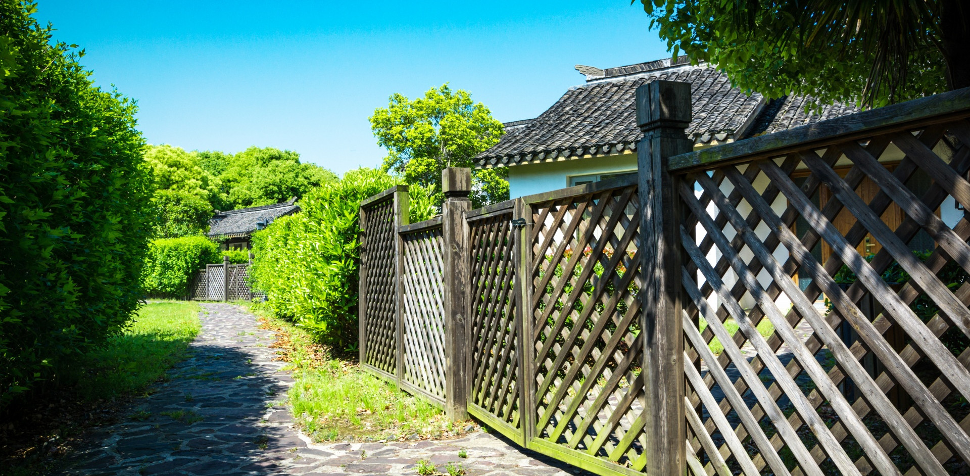Vista panorámica de propiedad con cerca viva de Eugenia